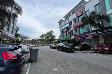Jalan Dataran Larkin @ Taman Dataran Larkin 2 Adjoining Units Three Storey Shoplot For Sale