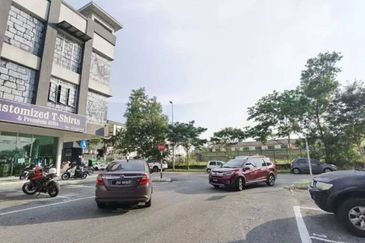 Jalan Dataran Larkin @ Taman Dataran Larkin 2 Adjoining Units Three Storey Shoplot For Sale