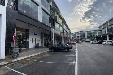 Jalan Dataran Larkin @ Taman Dataran Larkin 2 Adjoining Units Three Storey Shoplot For Sale