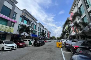 Jalan Dataran Larkin @ Taman Dataran Larkin 2 Adjoining Units Three Storey Shoplot For Sale