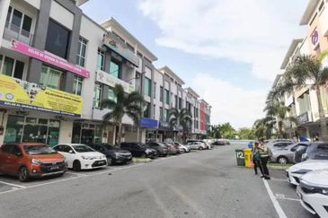 Jalan Dataran Larkin @ Taman Dataran Larkin 2 Adjoining Units Three Storey Shoplot For Sale