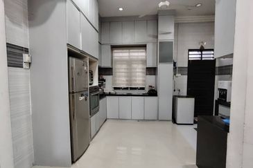 BANGLO PARTLY FURNISHED. SETINGKAT D UNDANG