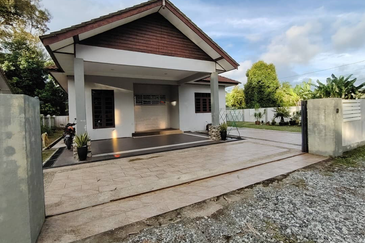 BANGLO PARTLY FURNISHED. SETINGKAT D UNDANG