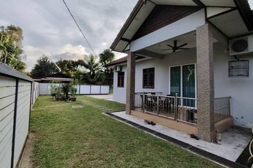 BANGLO PARTLY FURNISHED. SETINGKAT D UNDANG