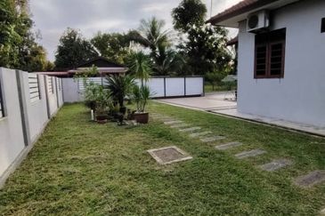 BANGLO PARTLY FURNISHED. SETINGKAT D UNDANG