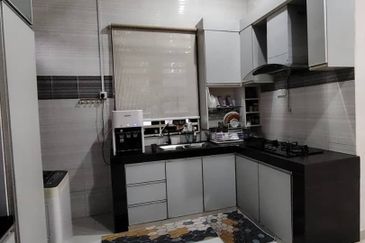 BANGLO PARTLY FURNISHED. SETINGKAT D UNDANG