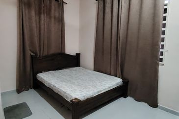 BANGLO PARTLY FURNISHED. SETINGKAT D UNDANG