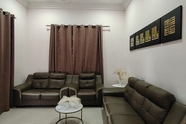 BANGLO PARTLY FURNISHED. SETINGKAT D UNDANG