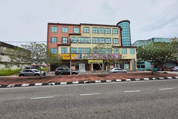 SHOPLOT 3 ½ TINGKAT DI JALAN WONG AH JANG