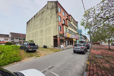 SHOPLOT 3 ½ TINGKAT DI JALAN WONG AH JANG