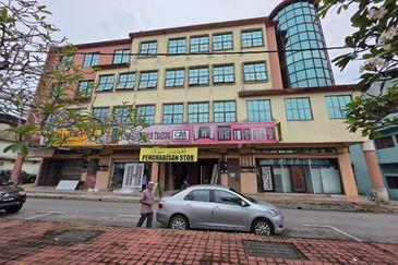 SHOPLOT 3 ½ TINGKAT DI JALAN WONG AH JANG