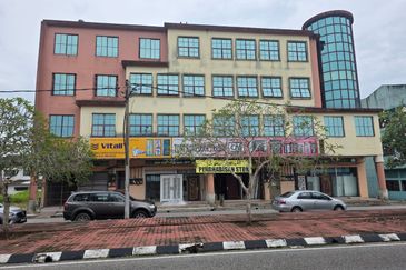 SHOPLOT 3 ½ TINGKAT DI JALAN WONG AH JANG