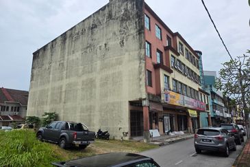 SHOPLOT 3 ½ TINGKAT DI JALAN WONG AH JANG