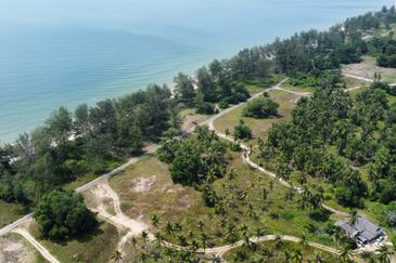 1 EKAR LOT PERTAMA DI PANTAI SUNGAI ULAR KUANTAN