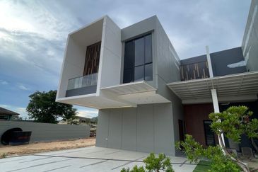  Double Storey SemiD Majestic Heights Pelindung 