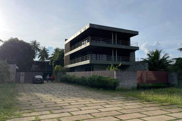 BANGLO 3 TINGKAT  PANTAI TELUK MOK NIK KEMAMAN