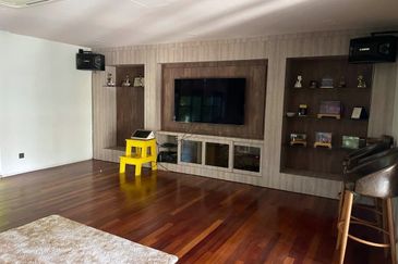 BANGLO 3 TINGKAT  PANTAI TELUK MOK NIK KEMAMAN