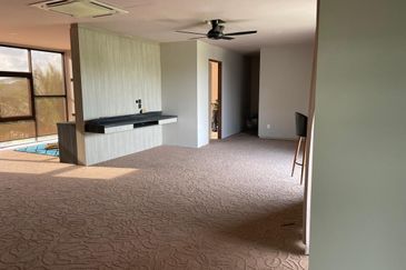 BANGLO 3 TINGKAT  PANTAI TELUK MOK NIK KEMAMAN