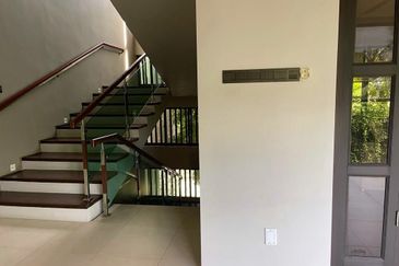 BANGLO 3 TINGKAT  PANTAI TELUK MOK NIK KEMAMAN