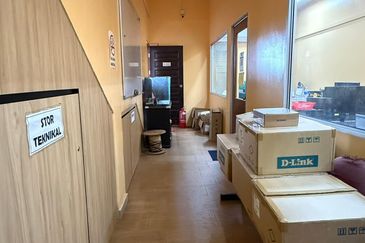 SHOPLOT 2 TINGKAT KEMUNTING