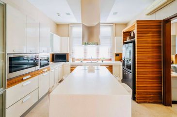 BUKIT TUNKU, KENNY HILLS  (2.5 Storey Bungalow)