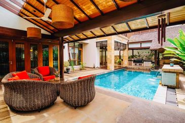 BUKIT TUNKU, KENNY HILLS  (2.5 Storey Bungalow)