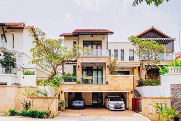 BUKIT TUNKU, KENNY HILLS  (2.5 Storey Bungalow)