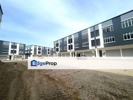 Kulai 3 storey shop lot facing main road Kiambang , Johor, Kulai