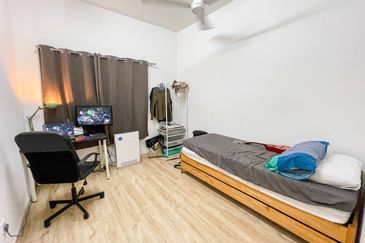 RENOVATED LAKEFRONT HOMES CONDO | CYBERJAYA