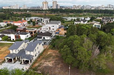 Perdana Lakeview East