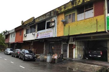 Ulu Tiram, Jalan Baiduri. Double Storey Shoplot Facing Main Road For Sale