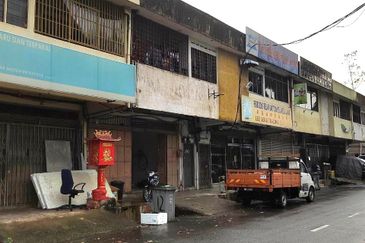 Ulu Tiram, Jalan Baiduri. Double Storey Shoplot Facing Main Road For Sale