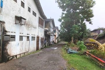 Ulu Tiram, Jalan Baiduri. Double Storey Shoplot Facing Main Road For Sale