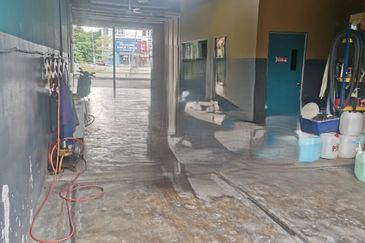 2 Storey Shop Lot Fronting Main Road 