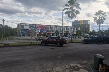 2 Storey Shop Lot Fronting Main Road 