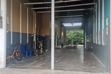 2 Storey Shop Lot Fronting Main Road 