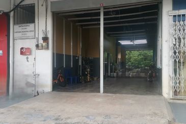 2 Storey Shop Lot Fronting Main Road 