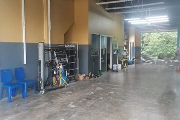 2 Storey Shop Lot Fronting Main Road 