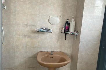 Turf View Apartment (Mutiara Serdang)