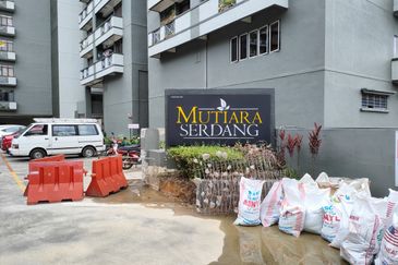 Turf View Apartment (Mutiara Serdang)