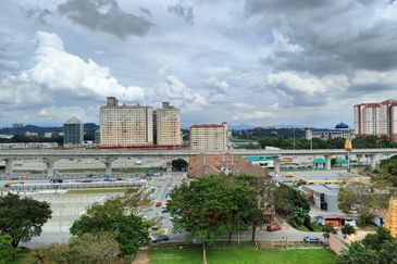 Turf View Apartment (Mutiara Serdang)