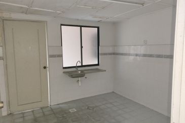 Turf View Apartment (Mutiara Serdang)