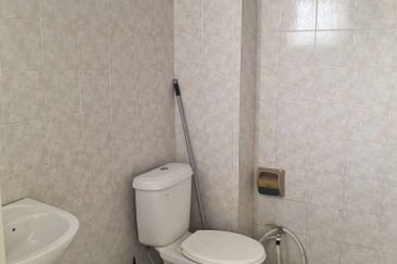 Turf View Apartment (Mutiara Serdang)