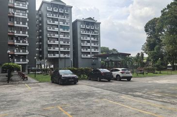 Turf View Apartment (Mutiara Serdang)