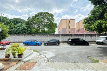Kelana Idaman PJU 1, Ara Damansara Petaling Jaya Double Storey Terrace End Lot with Extra Land (Facing Open) 