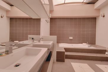 Beautiful 2.5 STOREY BUNGALOW ZERO LOT