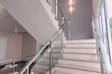 Beautiful 2.5 STOREY BUNGALOW ZERO LOT