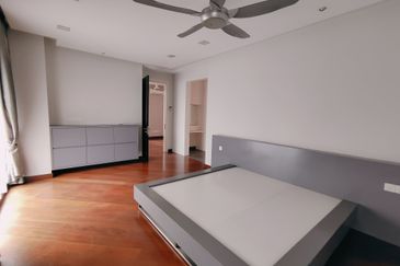 Beautiful 2.5 STOREY BUNGALOW ZERO LOT