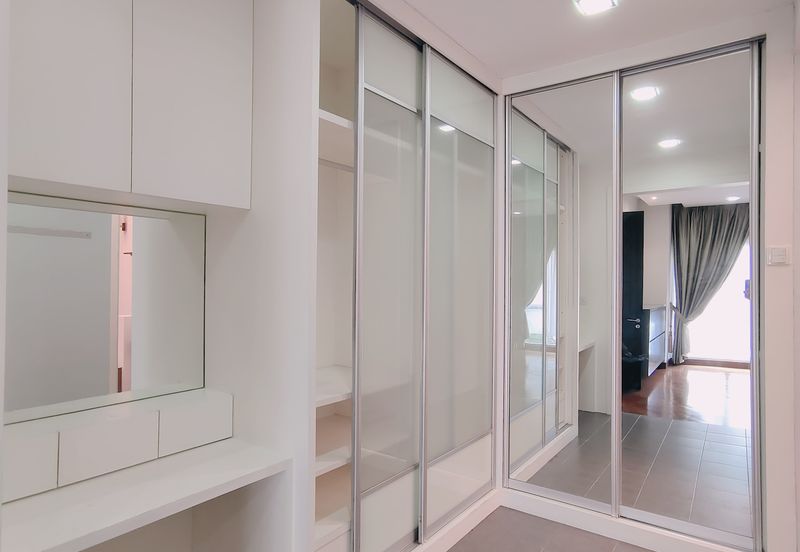 Beautiful 2.5 STOREY BUNGALOW ZERO LOT