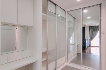 Beautiful 2.5 STOREY BUNGALOW ZERO LOT